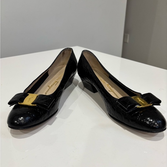 Salvatore Ferragamo Black Croc Embossed Vara Bow Pumps Gold Hardware - Picture 3 of 6